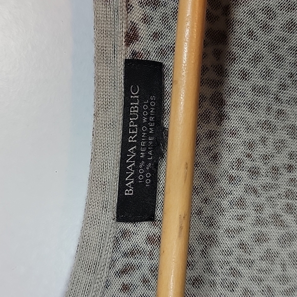 𝅺100% merino wool Banana Republic leopard print long sleeve M/L ? - Picture 2 of 5